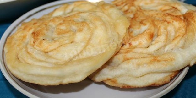 лепешки из слоеного теста катлама