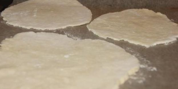 лепешки из творожного теста с помидором и моцареллой