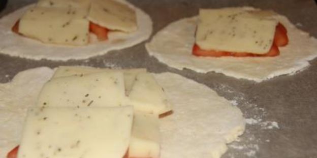 лепешки из творожного теста с помидором и моцареллой