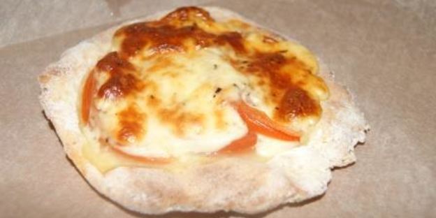 лепешки из творожного теста с помидором и моцареллой