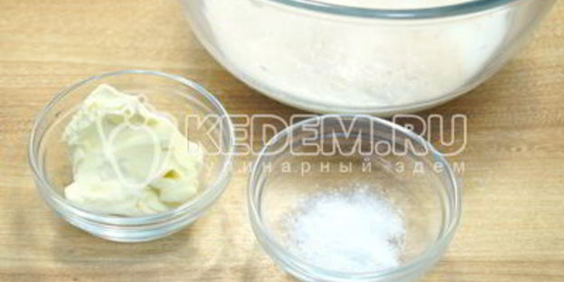 лепешки на сковороде с зеленым луком и яйцом