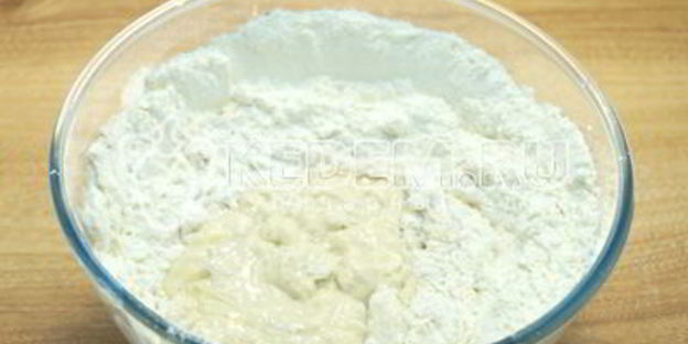 лепешки на сковороде с зеленым луком и яйцом