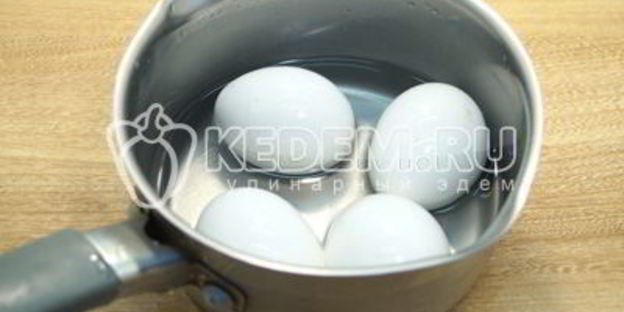 лепешки на сковороде с зеленым луком и яйцом