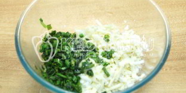 лепешки на сковороде с зеленым луком и яйцом