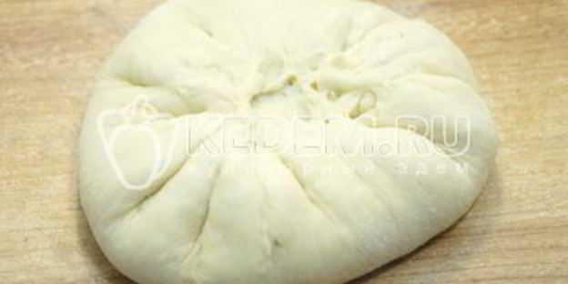 лепешки на сковороде с зеленым луком и яйцом