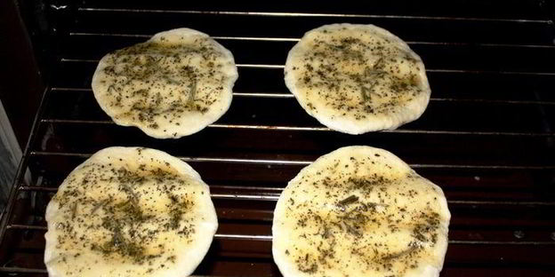 лепешки-питы с прованскими травами и вялеными помидорами