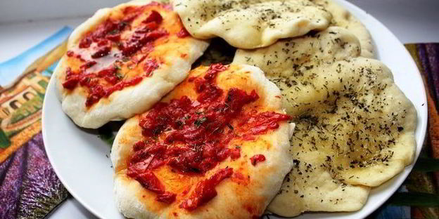 лепешки-питы с прованскими травами и вялеными помидорами