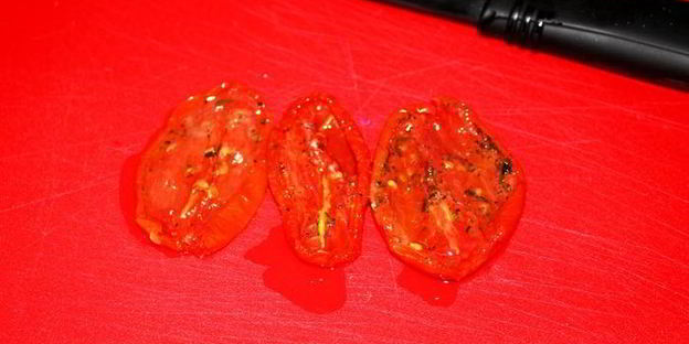 лепешки-питы с прованскими травами и вялеными помидорами