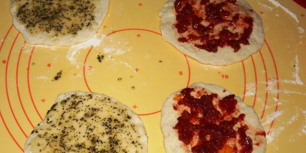 лепешки-питы с прованскими травами и вялеными помидорами