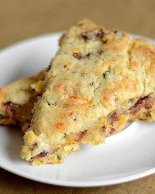 Лепешки с беконом, луком и сыром