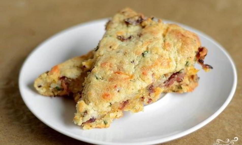 Рецепт лепешек с беконом, луком и сыром