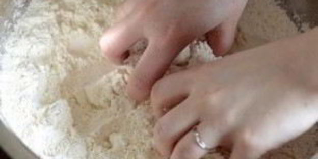 лепешки с беконом, луком и сыром