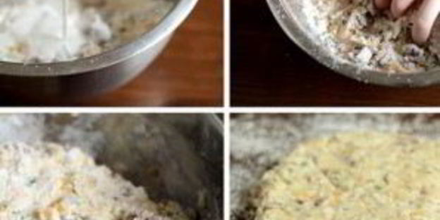 лепешки с беконом, луком и сыром