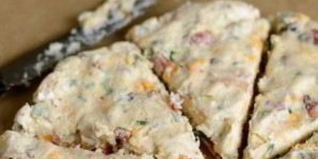 лепешки с беконом, луком и сыром