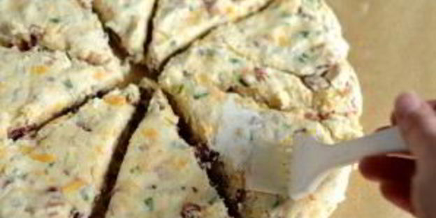 лепешки с беконом, луком и сыром