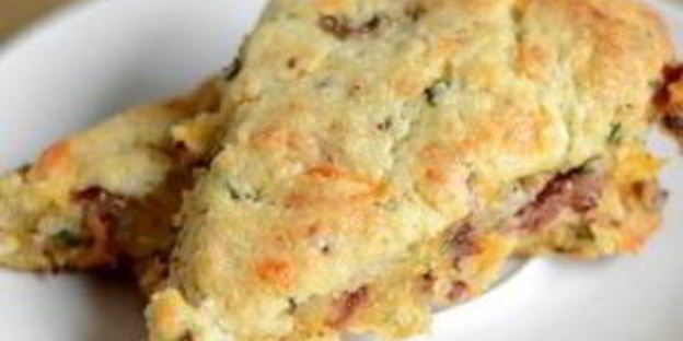 лепешки с беконом, луком и сыром