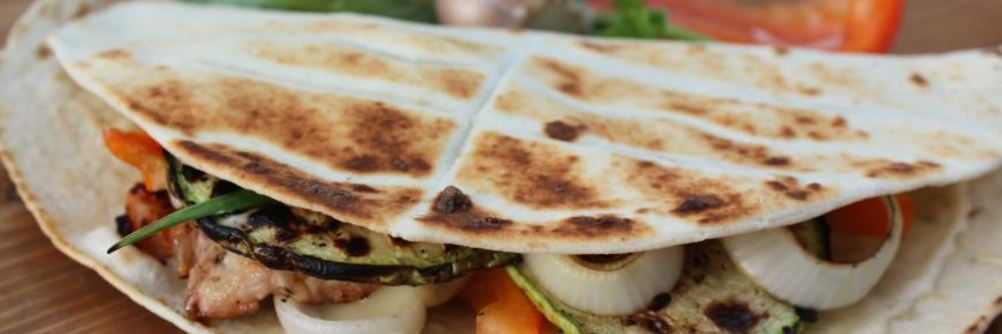 Лепешки с курицей на гриле