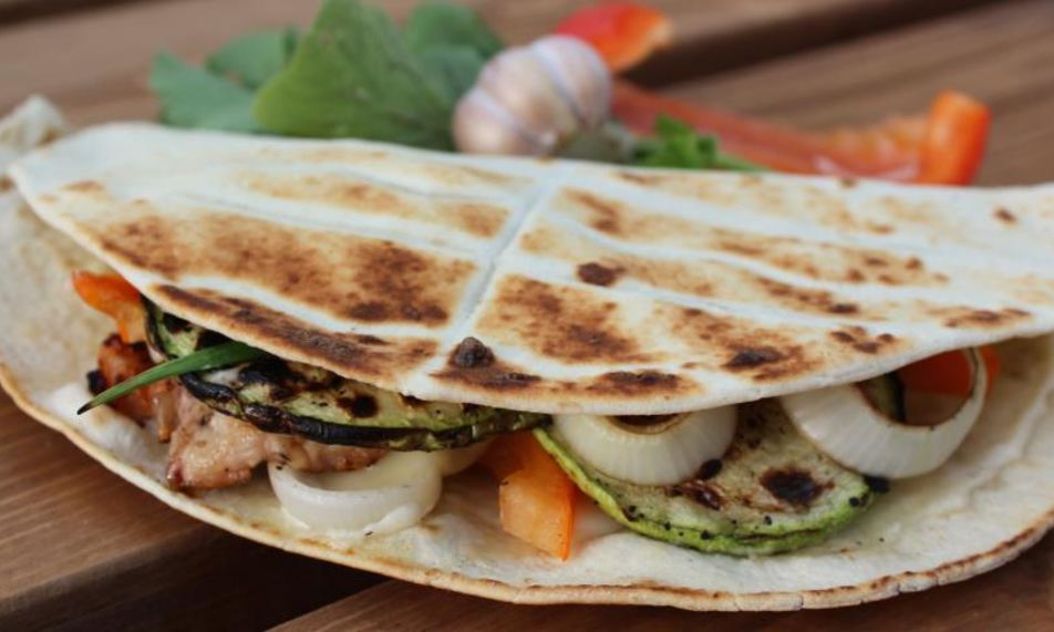 Рецепт лепешек с курицей на гриле