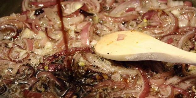 лепешки с луковой начинкой