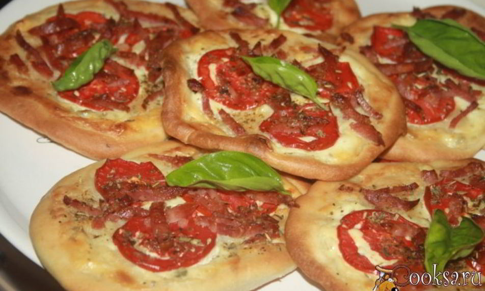 Рецепт лепешек с помидорами колбасой сальчичон и сметанно-сырной намазкой