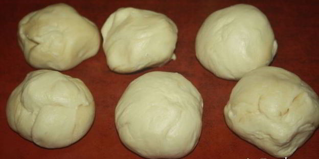 лепешки с помидорами колбасой сальчичон и сметанно-сырной намазкой