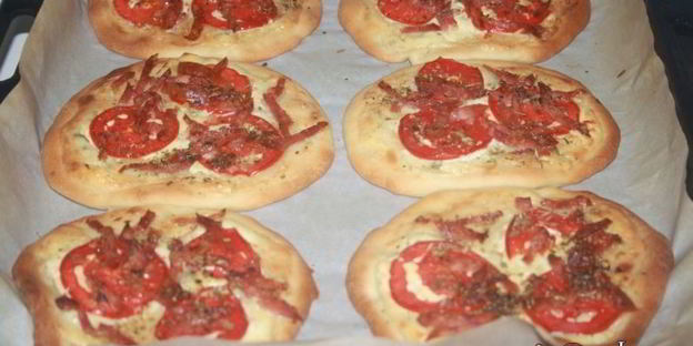 лепешки с помидорами колбасой сальчичон и сметанно-сырной намазкой