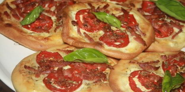 лепешки с помидорами колбасой сальчичон и сметанно-сырной намазкой