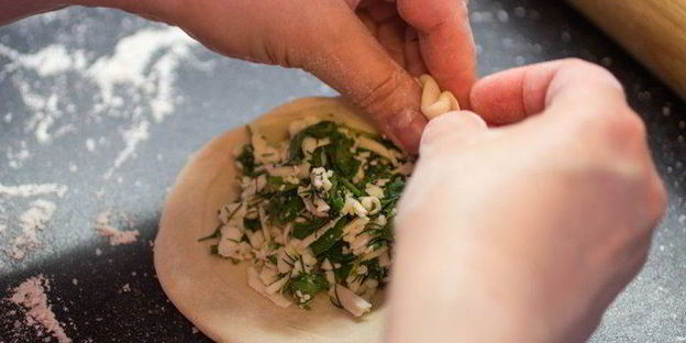 лепешки с сыром, чесноком и зеленью