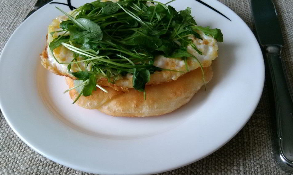 Рецепт лепешек с яичницей и рукколой