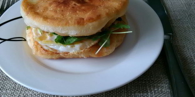 лепешки с яичницей и рукколой