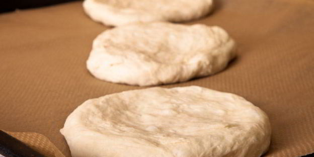 луковые лепешки-булочки