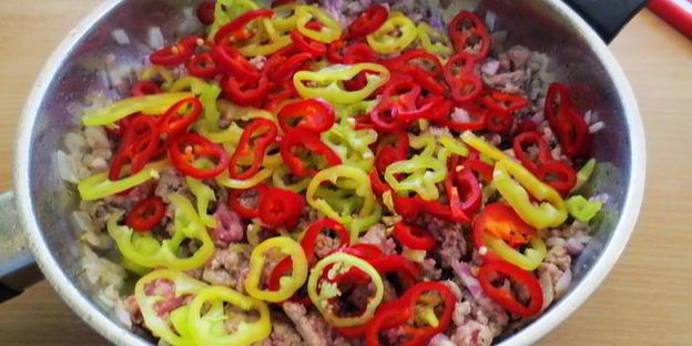 пиде — турецкая лепешка в форме лодочки с начинкой из фарша