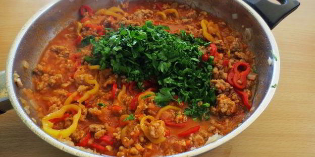 пиде — турецкая лепешка в форме лодочки с начинкой из фарша