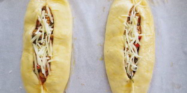 пиде — турецкая лепешка в форме лодочки с начинкой из фарша