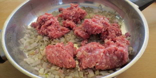 пиде — турецкая лепешка в форме лодочки с начинкой из фарша