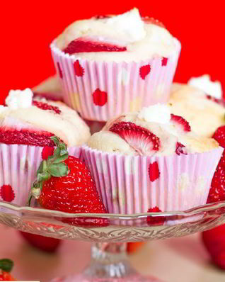 Клубничные маффины с творогом