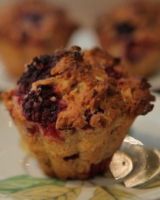 Клюквенно-ежевичные маффины