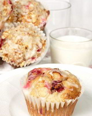 Клюквенные маффины с апельсиновой цедрой в белой апельсиновой глазури