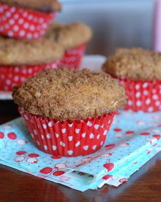 Лавандовые маффины с ежевикой и персиками