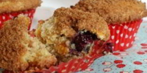 лавандовые маффины с ежевикой и персиками