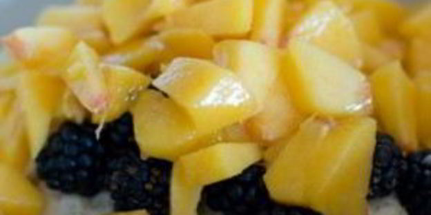 лавандовые маффины с ежевикой и персиками