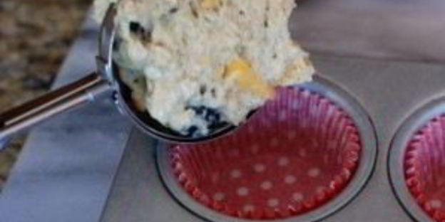 лавандовые маффины с ежевикой и персиками