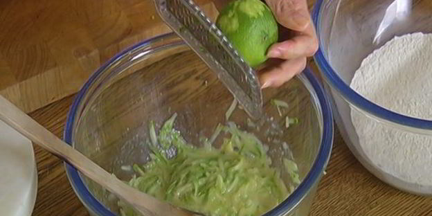 маффины с кабачком, кардамоном и лаймом