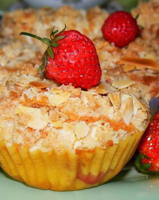 Маффины с клубникой и штройзелем