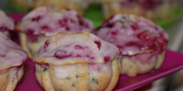 маффины с малиновым кремом и шоколадом