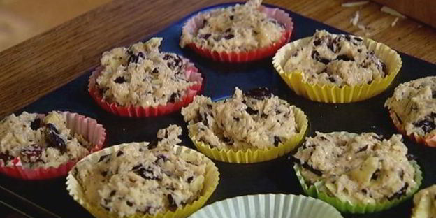 маффины с шоколадом и вяленой вишней