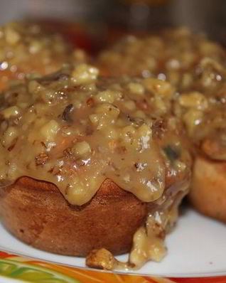 Маффины с яблоком и изюмом с медово-ореховой глазурью