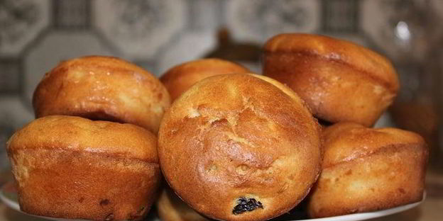 маффины с яблоком и изюмом с медово-ореховой глазурью