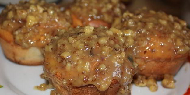 маффины с яблоком и изюмом с медово-ореховой глазурью