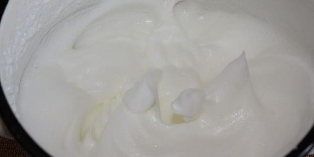 маффины с яблоком и изюмом с медово-ореховой глазурью